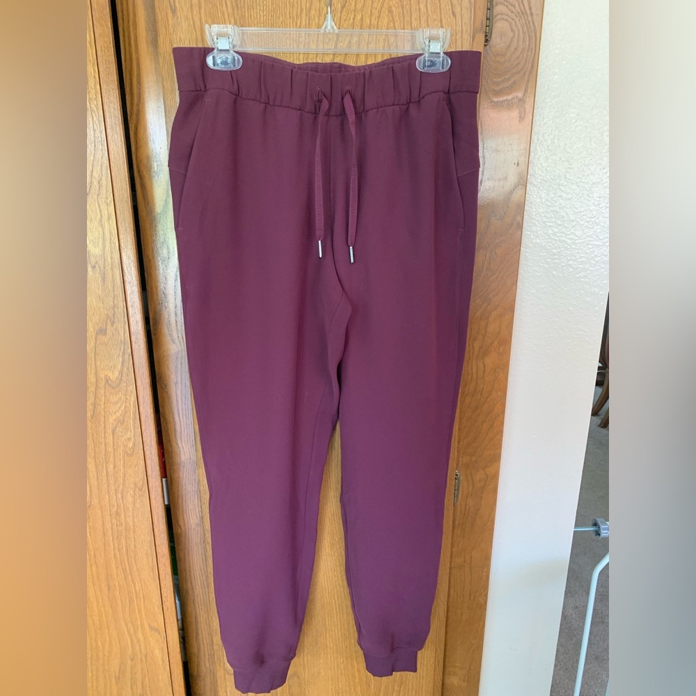 Lululemon Women’s jogger pants. Wine/Burgundy. Size 6 - Picture 4 of 7